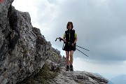 74 Discesa su sentiero roccioso